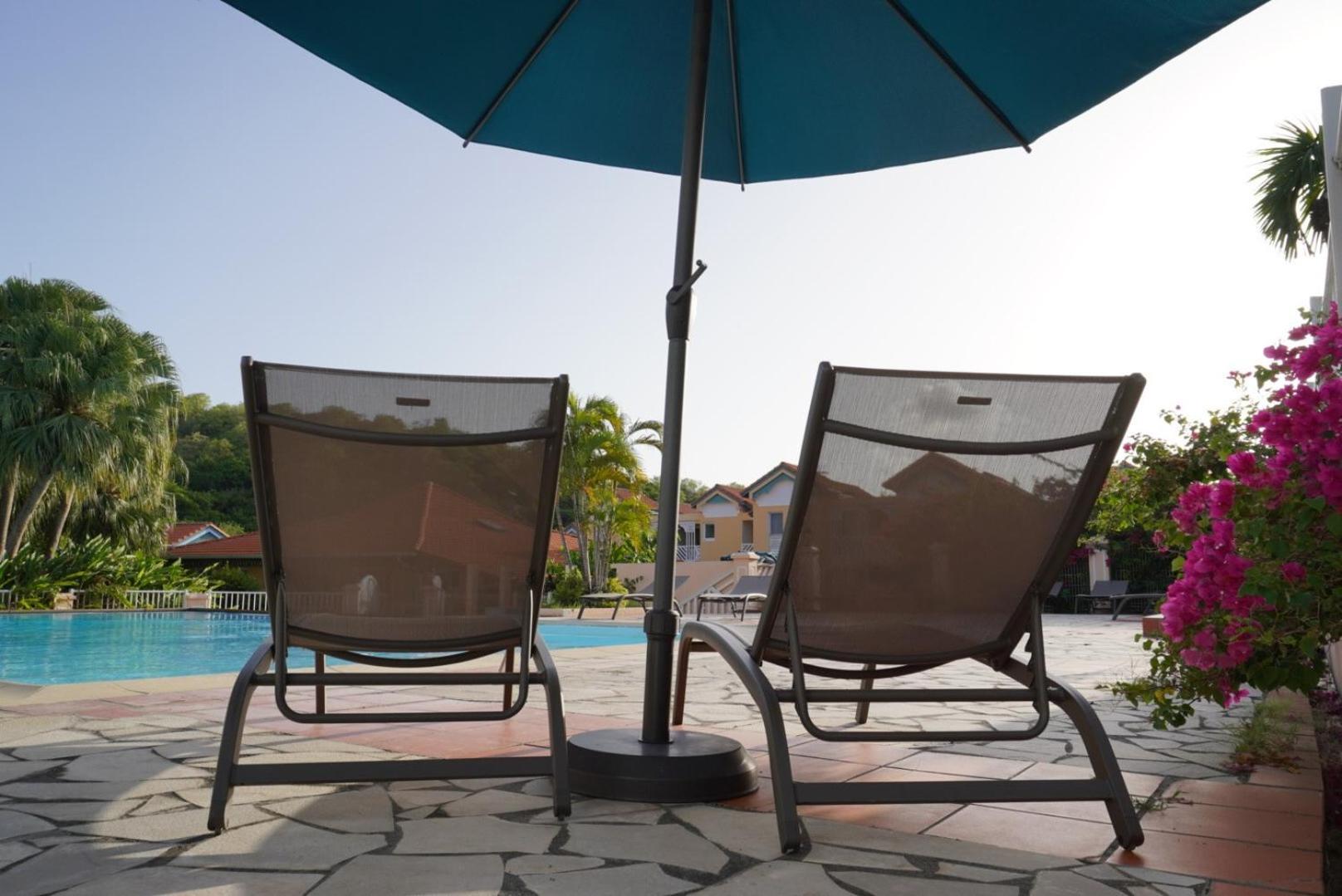 T2 Spacieux, Confort, Piscine & Plage A Sainte-Anne Esterno foto