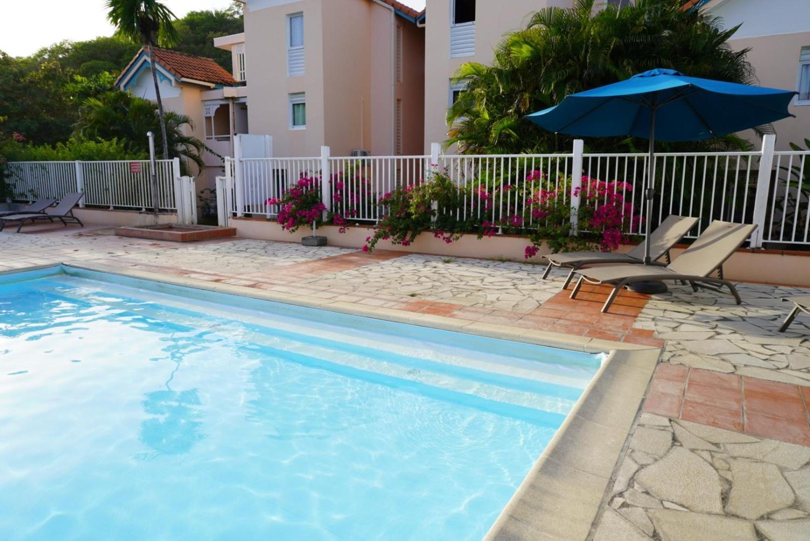 T2 Spacieux, Confort, Piscine & Plage A Sainte-Anne Esterno foto