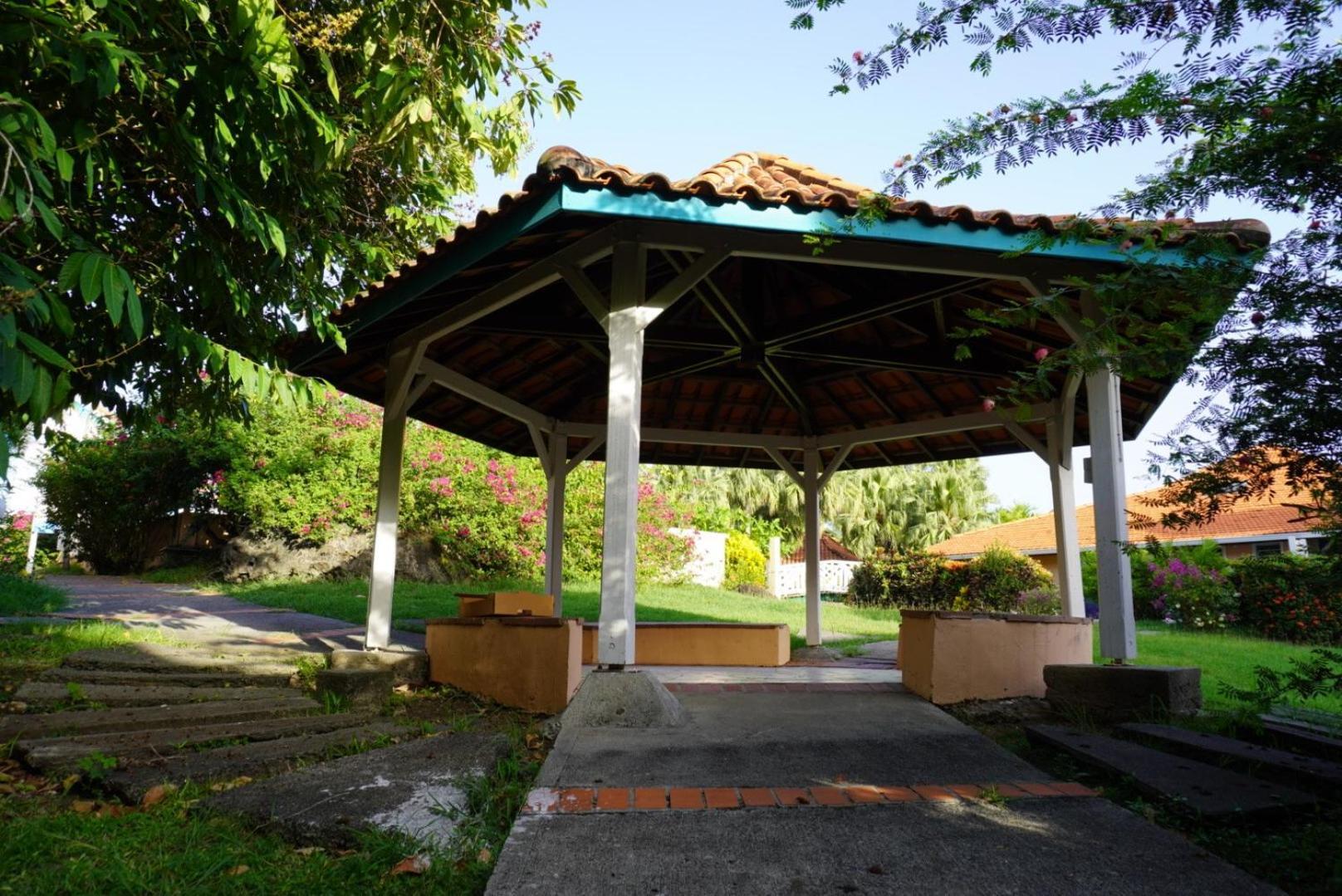 T2 Spacieux, Confort, Piscine & Plage A Sainte-Anne Esterno foto